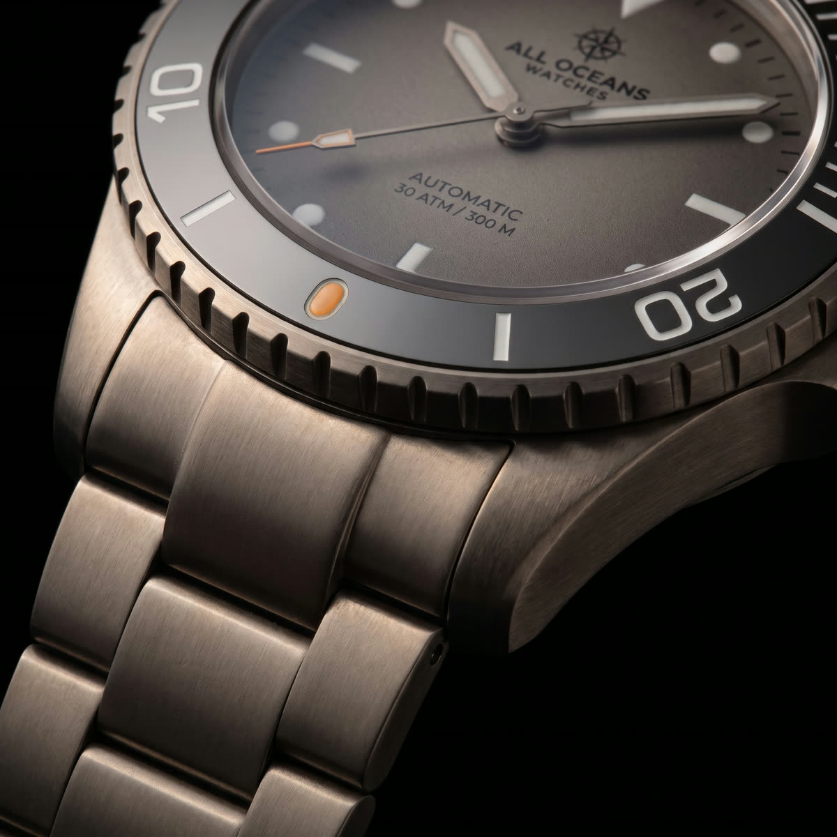 Brushed titanium bracelet and bezel of The Engineer
